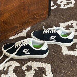 Cariuma Black and White Sneakers with Green Highlights
